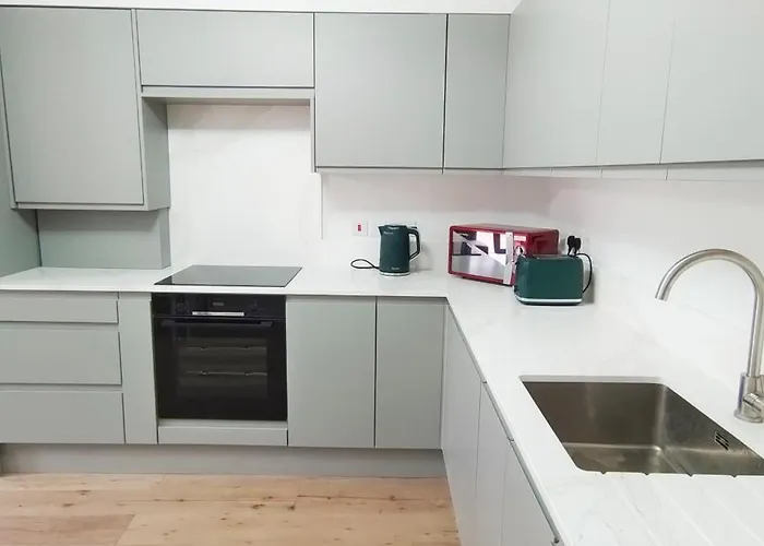 Spacious 2B2B Apartment With Garden