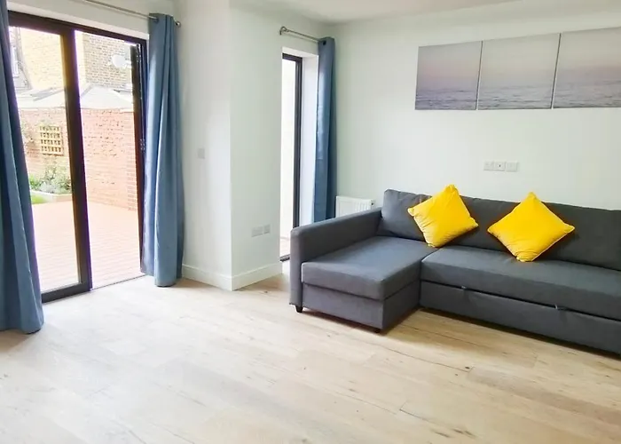 Spacious 2B2B Apartment With Garden
