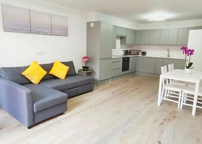 Spacious 2B2B Apartment With Garden